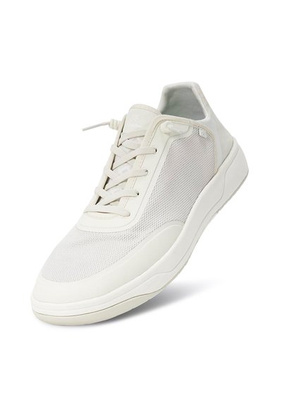 Baskets légères en blanc cassé, avec une tige en mesh, un collier rembourré et une semelle texturée. Lacets et branding minimal sur le côté.