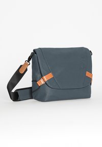 Graue Leder-Umhängetasche mit Klappe, orangen Akzenten, verstellbarem schwarzen Schulterriemen und einer Textur, die glatt und strapazierfähig erscheint.