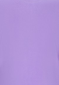 Világos lila anyag, sima textúra, egyszínű, minták vagy díszítések nélkül. Egyszerű dizájn, amely különböző stílusokhoz és alkalmakhoz is megfelelő.