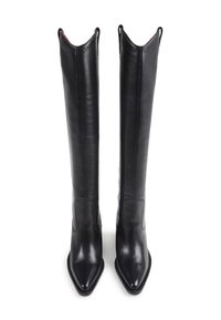 Bottes en cuir noir hauteur genou avec des bouts pointus, des dessus courbés et des détails de couture minimaux. Texture lisse avec une finition brillante.