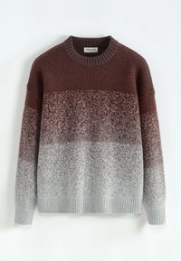 Pull tricoté présentant un dégradé de couleurs en marron foncé, marron clair et gris. Poignets et ourlet côtelés ; texture douce avec une coupe ample.