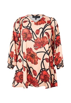 Blomsterbluse i ferskenfarvet stof med sort vinmønster, der har røde blomster. Den har lange ærmer med rynkede skuldre og en afslappet pasform.