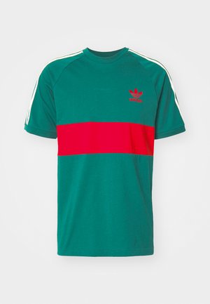 Grønn bomull T-skjorte med en rød horisontal stripe, med hvite skulderstriper og et brodert logo på brystet. Korte ermer, rund hals.