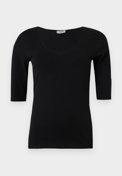 Μαύρο εφαρμοστό τοπ με στρογγυλή λαιμόκοψη και μανίκια έως τον αγκώνα, εμφανίζεται σε λευκό φόντο.