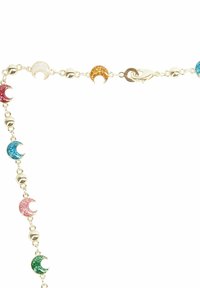 Collana in oro con ciondoli a forma di mezzaluna luccicanti in blu, verde, rosa, bianco, rosso e arancione, separati da piccole sfere d'oro.