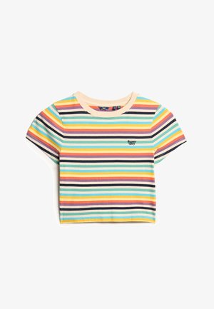 Camiseta corta de manga corta con franjas horizontales de colores en azul, amarillo, naranja y púrpura. Presenta un escote redondo y un logo bordado.