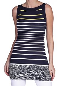Top sin mangas de color marino con rayas horizontales blancas, acentuado con amarillo. El dobladillo inferior presenta un patrón texturizado de lunares en blanco.