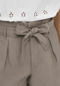 Khaki high-waisted broeken met een riem in de taille, met plooien en een zachte stoftextuur. Verfraaid met een knoopsluiting.