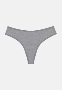 String gris avec une texture douce et côtelée. Comprend une ceinture élastique grise contrastante et des bords assortis. Design minimaliste.