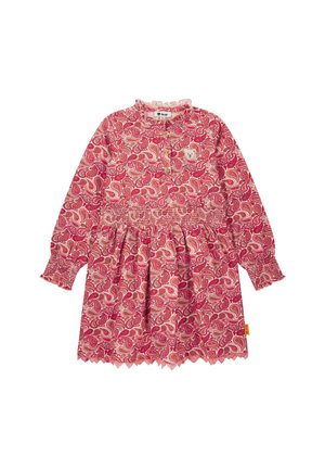 Rotes und pinkes Kleid mit Paisleymuster, langen Ärmeln, gerafftem Taillenbund, Rüschenausschnitt und gekröpftem Saum; verfügt über ein kleines Bärenpatch auf der Brust.