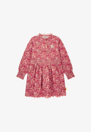 Rotes und pinkes Kleid mit Paisleymuster, langen Ärmeln, gerafftem Taillenbund, Rüschenausschnitt und gekröpftem Saum; verfügt über ein kleines Bärenpatch auf der Brust.