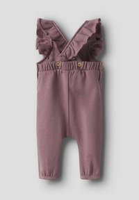 Vijoličen bombažev kombinezon z nabranimi naramnicami, lesenimi gumbi in elastičnim pasom. Ima zožane hlače in nabran rob.