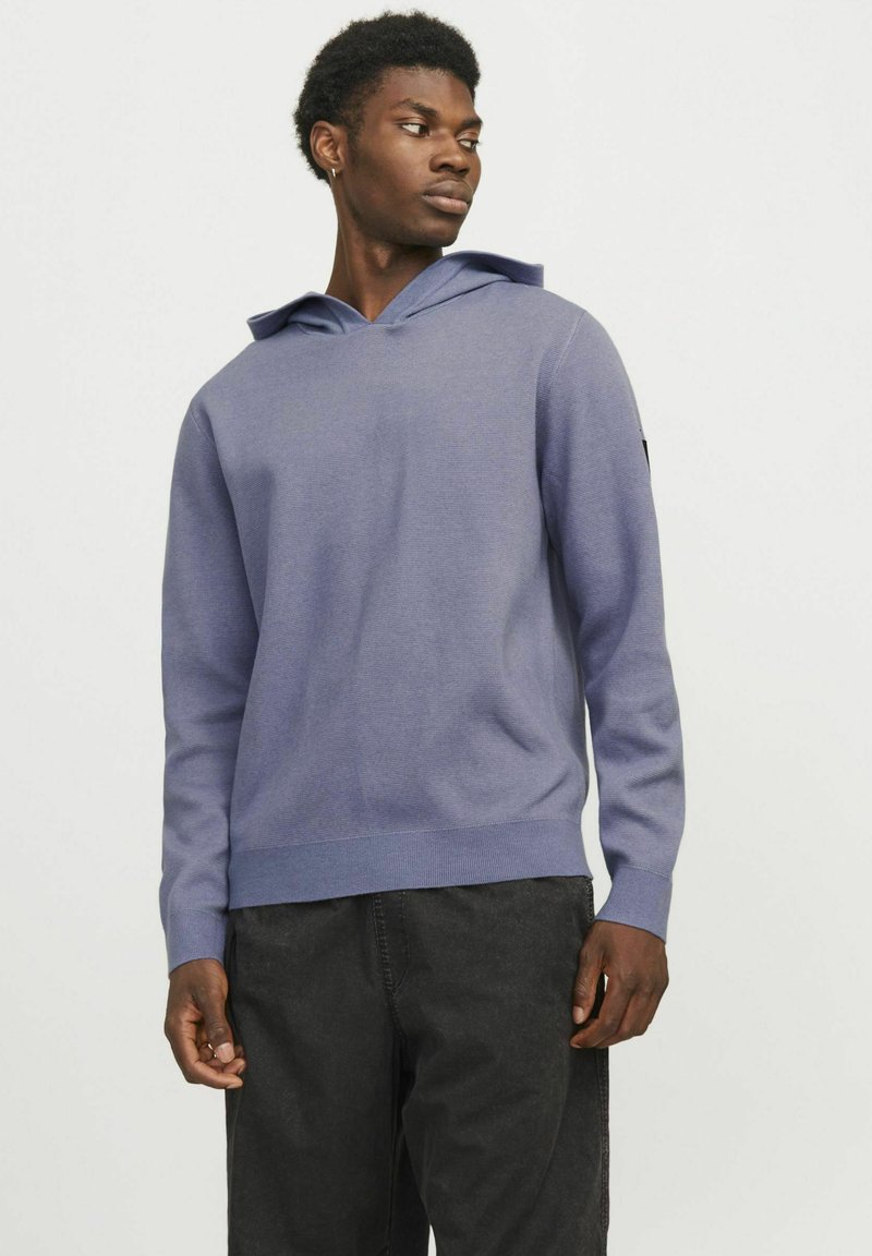 Lila Kapuzenpullover mit lässiger Passform, gerippten Bündchen und tonalem Saum. Der Stoff ist glatt und hat eine doppellagige Kapuze.