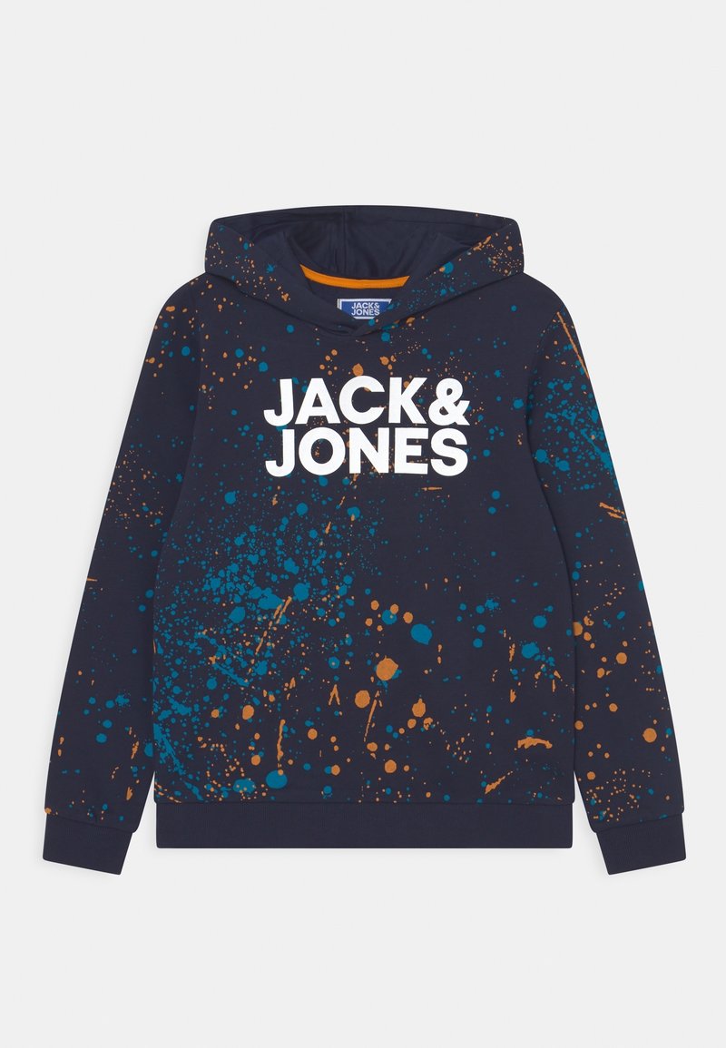 Sweat à capuche bleu marine avec un motif éclaboussé en bleu et orange, comportant le texte blanc "JACK & JONES" sur le devant. Tissu doux, poche kangourou.