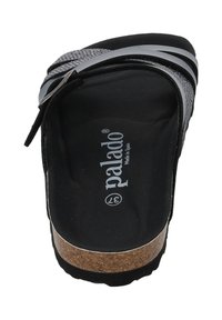 Sandal neri con soletta in sughero, dotata di una tracolla in argento testurizzato e di una suola nera a contrasto, progettata per comfort e supporto.