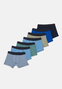 Sieben Paare Herren-Boxershorts in verschiedenen Blau-, Grün- und Grautönen mit schwarzen elastischen Taillenbändern, schräg auf weißem Hintergrund angeordnet.