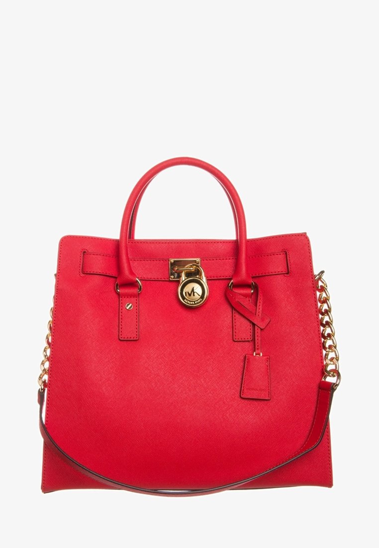 Sac à main structuré rouge en cuir texturé, avec doubles poignées supérieures, quincaillerie dorée et une bandoulière enchaînée amovible.