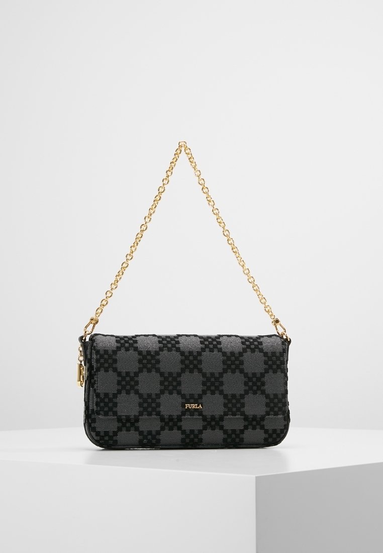 Torebka z tkaniny w czarno-szare kratki z paskiem na złotym łańcuszku. Posiada klapę zapięcia oraz małe logo z przodu. Gładka faktura.