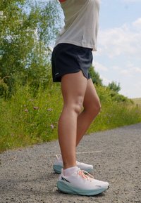 Altra FWD EXPERIENCE ROAD - Scarpe da corsa su strada - white