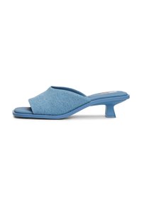 Sandales à glisser en denim bleu avec un design de bride croisée, dotées d'un petit talon géométrique et d'une surface lisse et texturée.