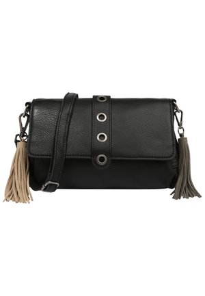 Sac bandoulière en cuir noir avec sangle réglable, quatre œillets en argent sur le rabat avant, et des pompons beige et gris de chaque côté.