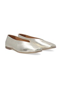Zilverkleurige metallic platte schoenen met een spitse neus en een uitsnijdingen ontwerp, met een lage houten hak en een gladde textuur.