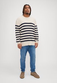 Tommy Hilfiger STRUCTURE CREW - Džemperis - oatmilk heather/desert sky