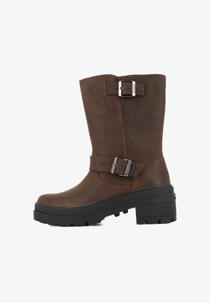 Botas de couro castanho até ao tornozelo com um salto robusto, detalhes em fivela e sola em borracha texturizada; apresenta costura e detalhes em chevron.