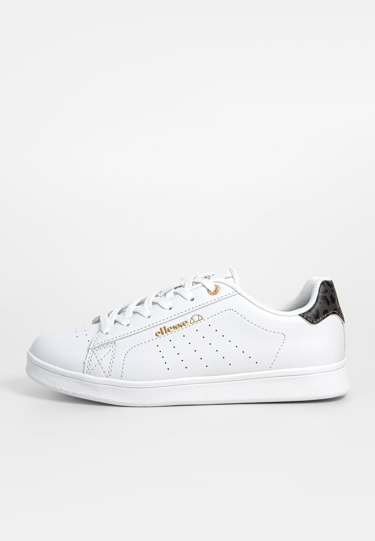 Weißer Sneaker aus perforiertem Leder, mit goldenen Akzenten und einem schwarzen gemusterten Absatz. Runde Zehenpartie und flache Gummisohle.