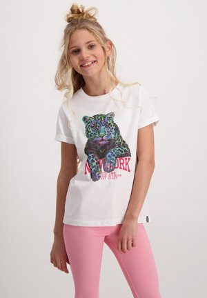 Witte katoenen T-shirt met een kleurrijke tijgerafbeelding en de tekst "NEW YORK" in het rood. Gecombineerd met roze geribbelde legging.