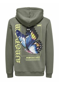 Olijfgroene hoodie met een grote vlinderafbeelding in blauw, oranje en wit op de achterkant; inclusief tekstaccenten in geel.