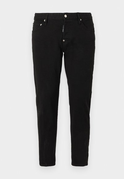 Jean noir slim avec fermeture avant à boutons et zip, passants pour ceinture, et poches avant sur fond blanc uni.