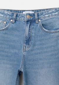 Jean en denim bleu clair avec bouton en métal, fermeture éclair, poches avant, passants pour ceinture et étiquette Pull&Bear taille 34 à l'intérieur de la ceinture.
