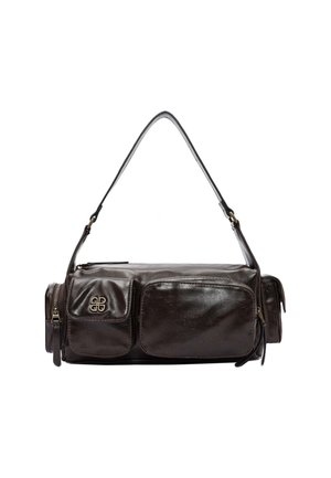 Borsa in pelle marrone dalla forma rettangolare, con due tasche frontali, una cerniera superiore e una tracolla. Accenti metallici arricchiscono il design.