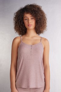 Světle růžový žebrovaný top na ramínka s nastavitelnými řemínky a kulatým výstřihem, který má ozdobný detail s knoflíkem uprostřed.