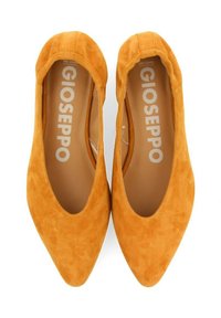Ballerines en daim orange avec un design à bout pointu. Les semelles intérieures arborent le nom de la marque "GIOSEPPO" en argent. Texture douce et finition lisse.