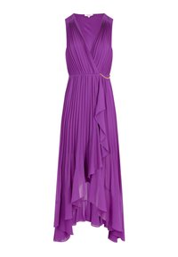 Robe violette sans manches avec des plis et un ourlet drapé, ornée d'une chaîne à la taille. Tissu lisse avec un design fluide.