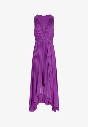 Robe violette sans manches avec des plis et un ourlet drapé, ornée d'une chaîne à la taille. Tissu lisse avec un design fluide.