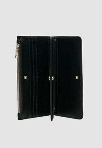 Portafoglio in pelle nera con chiusura con cerniera, dotato di scomparti e fessure per carte. Texture liscia con dettagli in metallo color oro.