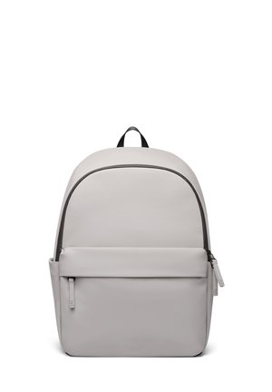 Grauer minimalistischer Rucksack mit Frontreißverschlusstasche, Hauptreißverschlussfach und schwarzem Tragegriff oben auf weißem Hintergrund.