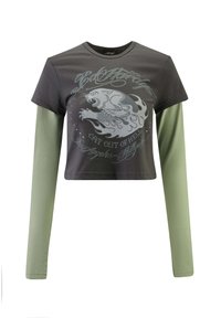 Gekürztes T-Shirt mit kurzem, dunkelgrauem Körper und langen, hellgrünen Ärmeln. Vorn ist ein Grafikmotiv eines Panthers mit Flammen und Text abgebildet.
