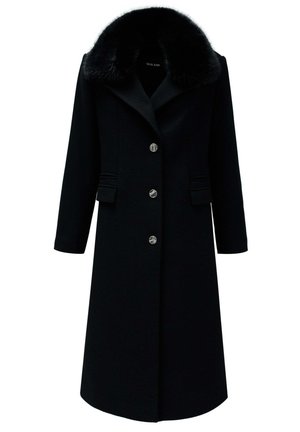 Abrigo largo negro con gran collar de piel sintética, tres botones plateados en el frente y dos bolsillos de solapa a la altura de la cintura.