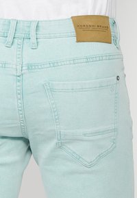Pantaloni scurți din denim - azul agua   water blue