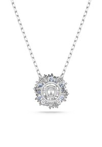 Collana con pendente in argento caratterizzata da un design circolare con una pietra centrale trasparente, circondata da accenti di cristallo blu e una cornice esterna testurizzata.