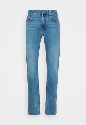 Jeans di denim azzurro chiaro a gamba dritta con bottone frontale, cerniera, passanti per cintura e design a cinque tasche su sfondo neutro.