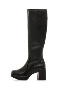 Stivale in pelle nera al ginocchio con tacco largo, texture liscia, dettagli minimali e zip laterale per una facile indossatura.