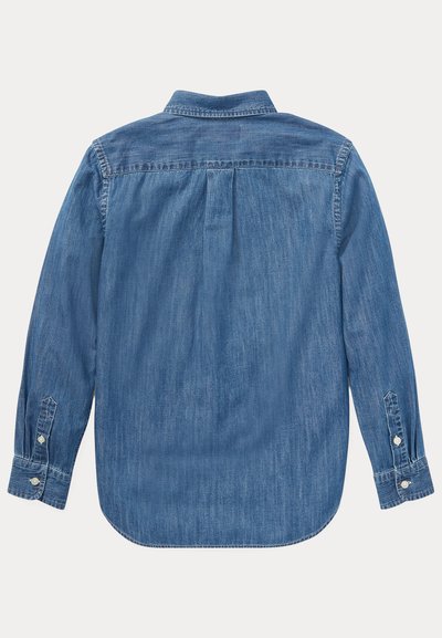 Chemise en denim bleu à manches longues avec poignets boutonnés, empiècement et pli central au dos, vue de dos sur fond blanc.