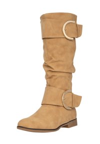 Bota alta de ante suave, de color marrón, con dos correas anchas y hebillas en tono dorado, punta redonda y tacón bajo.