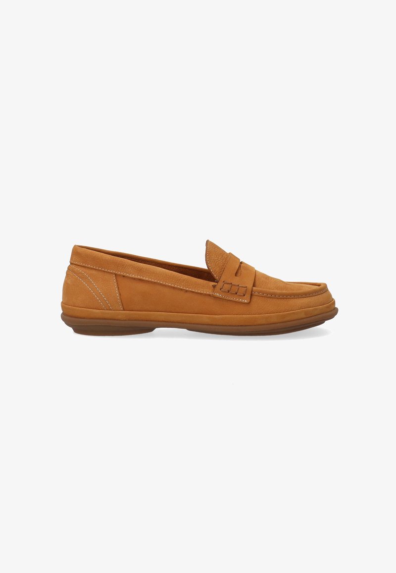 Brune ruskindsloafers med lav profil, dekorativ syning og en let hævet kant. Blød tekstur og slip-on design for nem påføring.