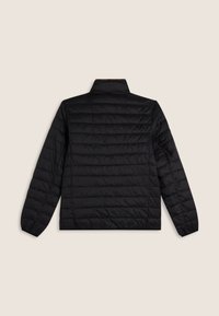 Chaqueta acolchada negra con cuello alto, diseño acolchado horizontal, puños elásticos y un ajuste holgado. Sin herrajes ni adornos visibles.